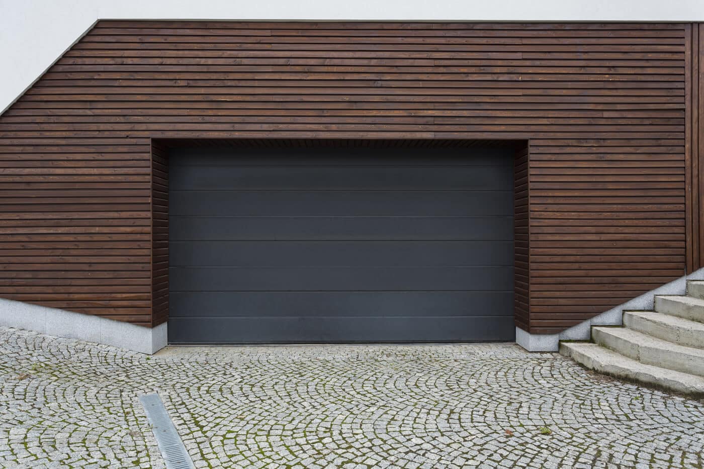 Comment isoler la porte d'un garage en bois ?