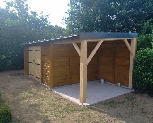 Terrain après la construction abri de jardin ossature béton, aspect bois