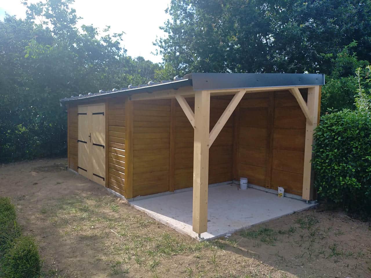 Terrain après la construction abri de jardin ossature béton, aspect bois