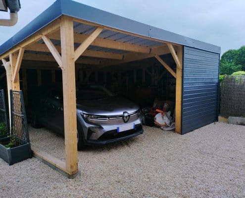 Abri voiture avec partie rangement. Ossature bois, couleur gris anthracite
