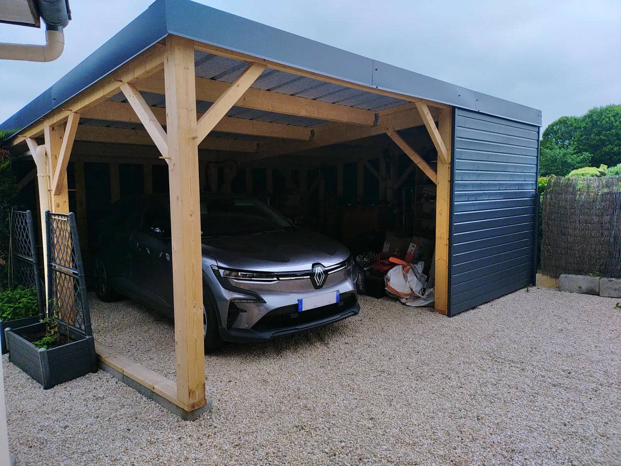 Abri voiture avec partie rangement. Ossature bois, couleur gris anthracite