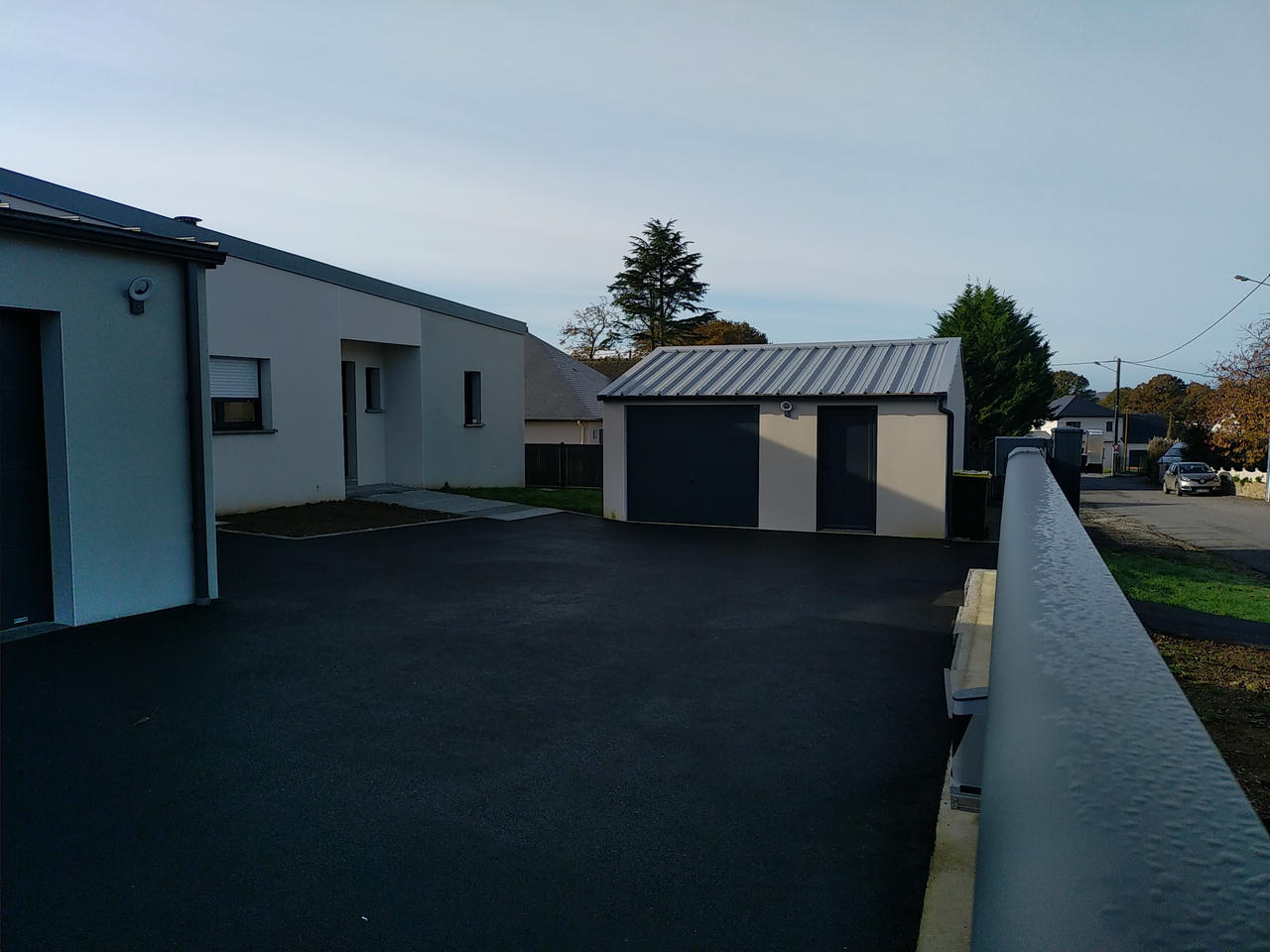 petit garage indépendant pour stocker une voiture et une moto