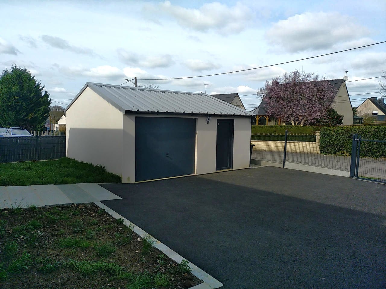 garage indépendant béton enduit, double pente