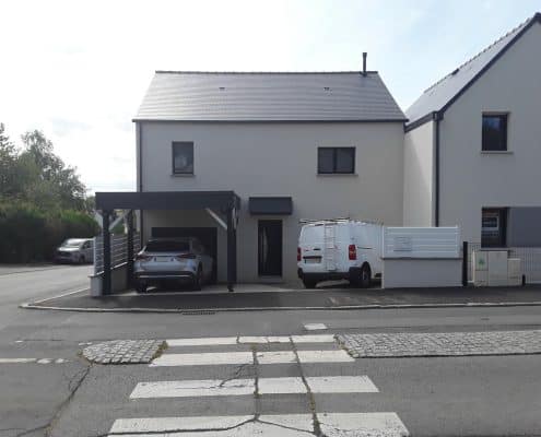 carport accolé à une maison moderne